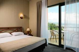 Гостиница Wellness SPA Отель Море Алушта Улучшенный двухместный номер с 2 отдельными кроватями-5